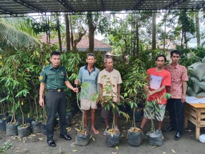 Penyaluran Bibit Durian ke Warga Desa singosari